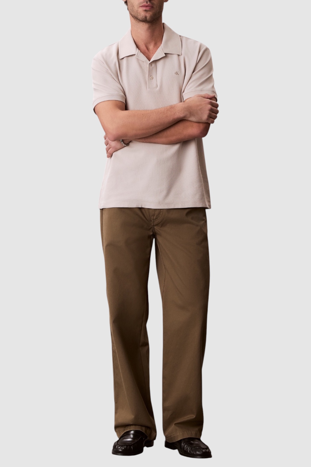 תמונת כל הלוק של חולצת פולו